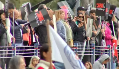 Atatürk’ün Anma Töreninde Kadıköy’de Saygı Zinciri Oluşturuldu